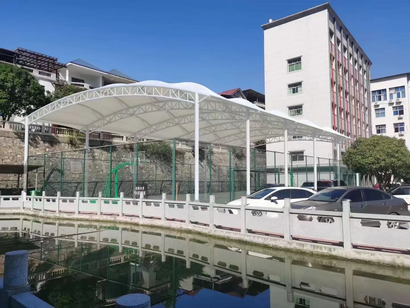 贵州印江园区停车棚总在漏水生锈？源头膜结构厂家：按本地气候选材，避开三大坑