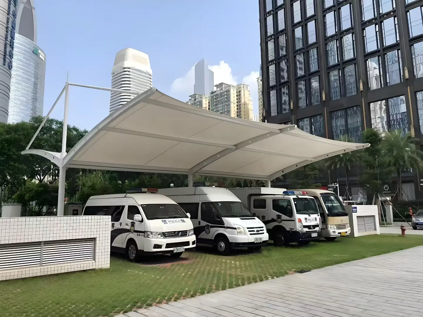 贵州印江膜结构车棚怎么选?山地多雨高湿环境,园区物业采购避坑指南