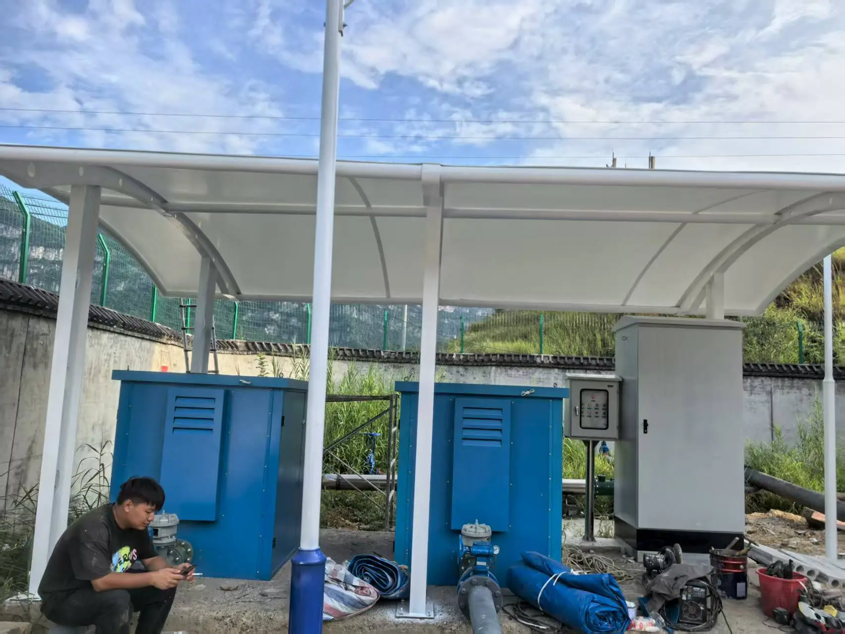 贵州印江膜结构棚怎么选?多雨高湿山区,避开低价铁皮棚与劣质膜材坑