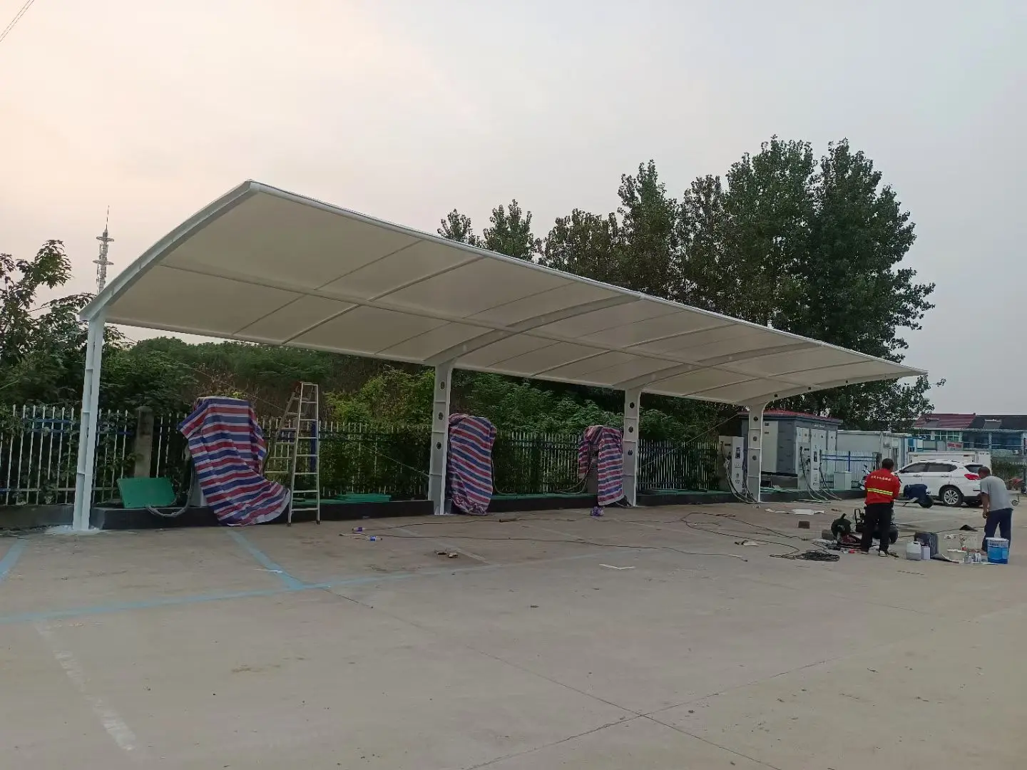 贵州印江膜结构工程科普:山地多雨强紫外线环境,停车棚选材别只看低价